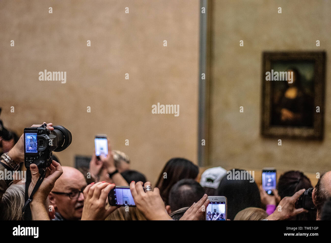 Parigi, Francia, Oct 07, 2018 il Museo del Louvre, turisti che utilizzano fotocamere digitali, cellulari su capi, fotografare Mona Lisa La Gioconda di Leonardo da Vinci Foto Stock