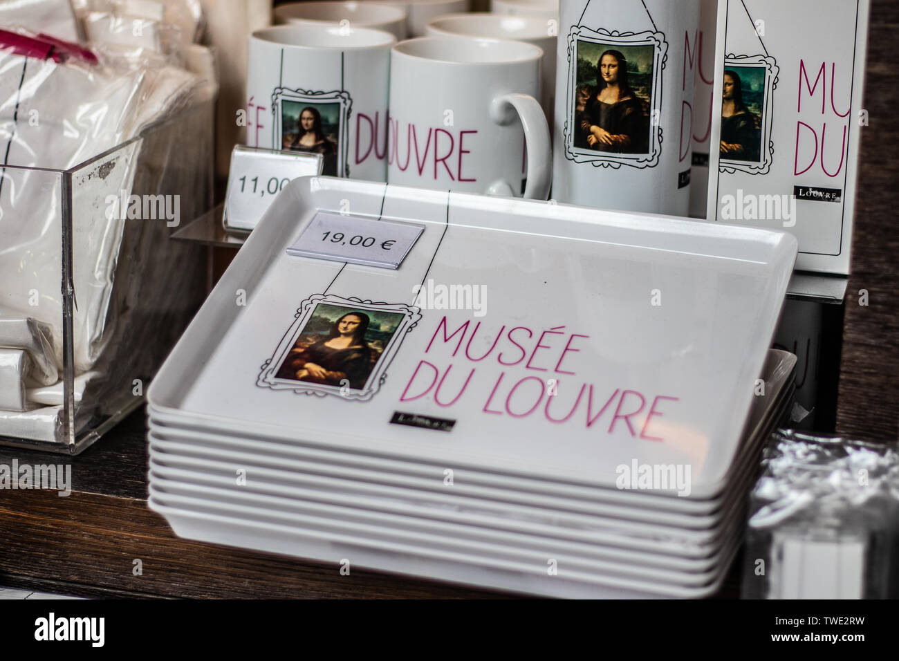 Parigi, Francia, ottobre 07, 2018: il museo del Louvre, il negozio di souvenir in vendita, turistico bottino del famoso dipinto Monna Lisa La Gioconda di Leonardo da Vinci Foto Stock