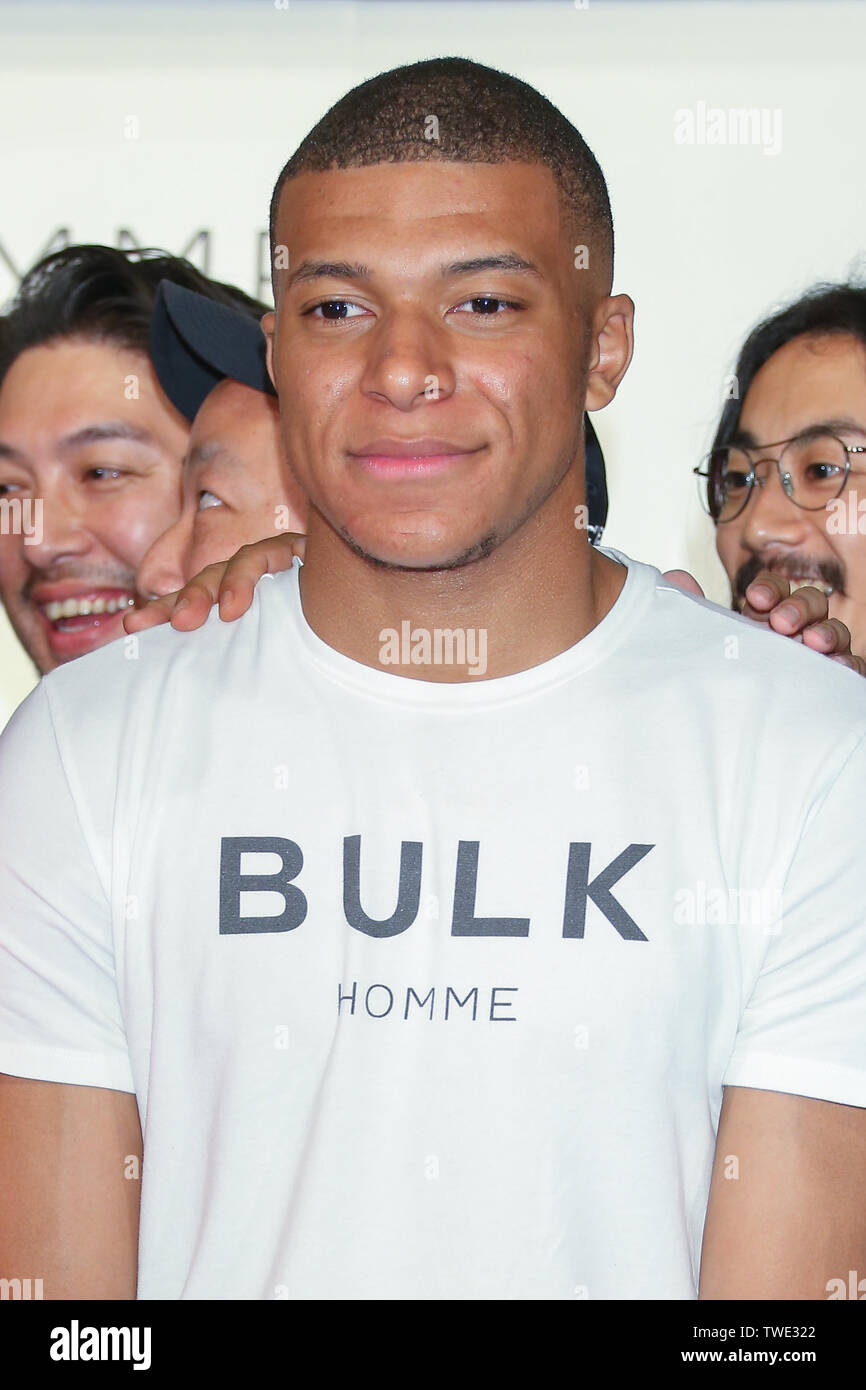 Paris Saint-Germain francese avanti Kylian Mbappe visita il suo team shop ufficiale "PARIS SAINT-GERMAIN TOKYO' in Giappone il 19 giugno 2019. Credito: Pasya/AFLO/Alamy Live News Foto Stock