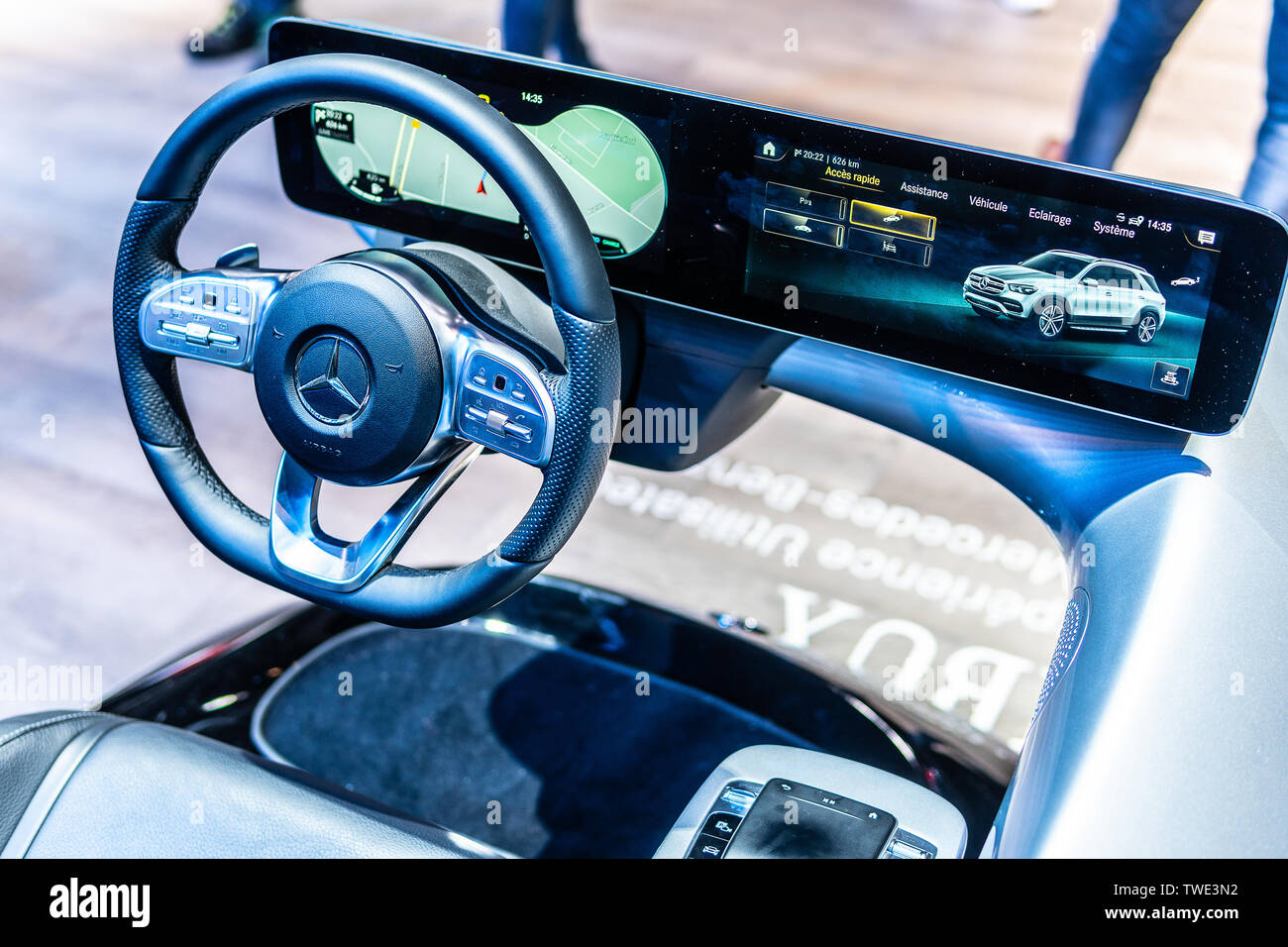 Parigi, Francia, 10-05, 2018 Mercedes simulatore di guida, la cabina di pilotaggio intuitivo intelligente sistema multimediale MBUX dalla Mercedes al Mondial Motor Show di Parigi Foto Stock