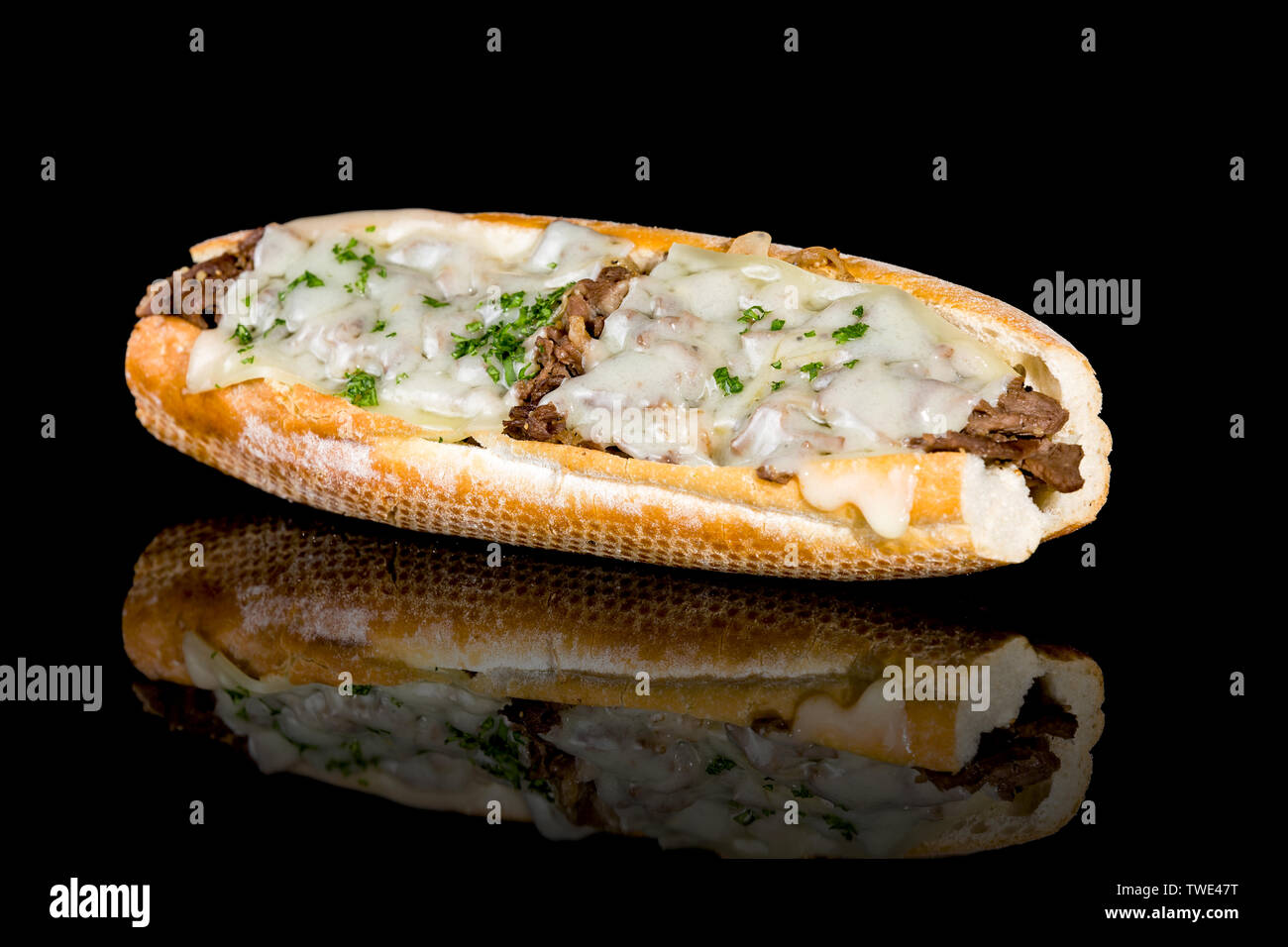 Philly cheese steak baguette con la riflessione isolata su sfondo nero. Studio Shot Foto Stock