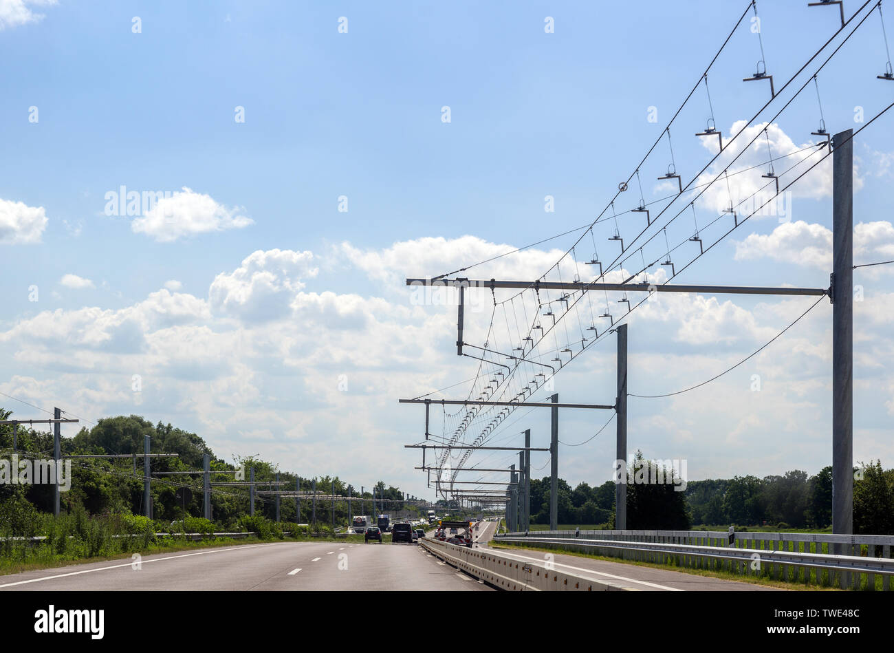 Test in pista con sovraccarico elettrico filo di contatto per ibrido camion su E-autostrada a Lubecca, Germania, spazio di copia Foto Stock