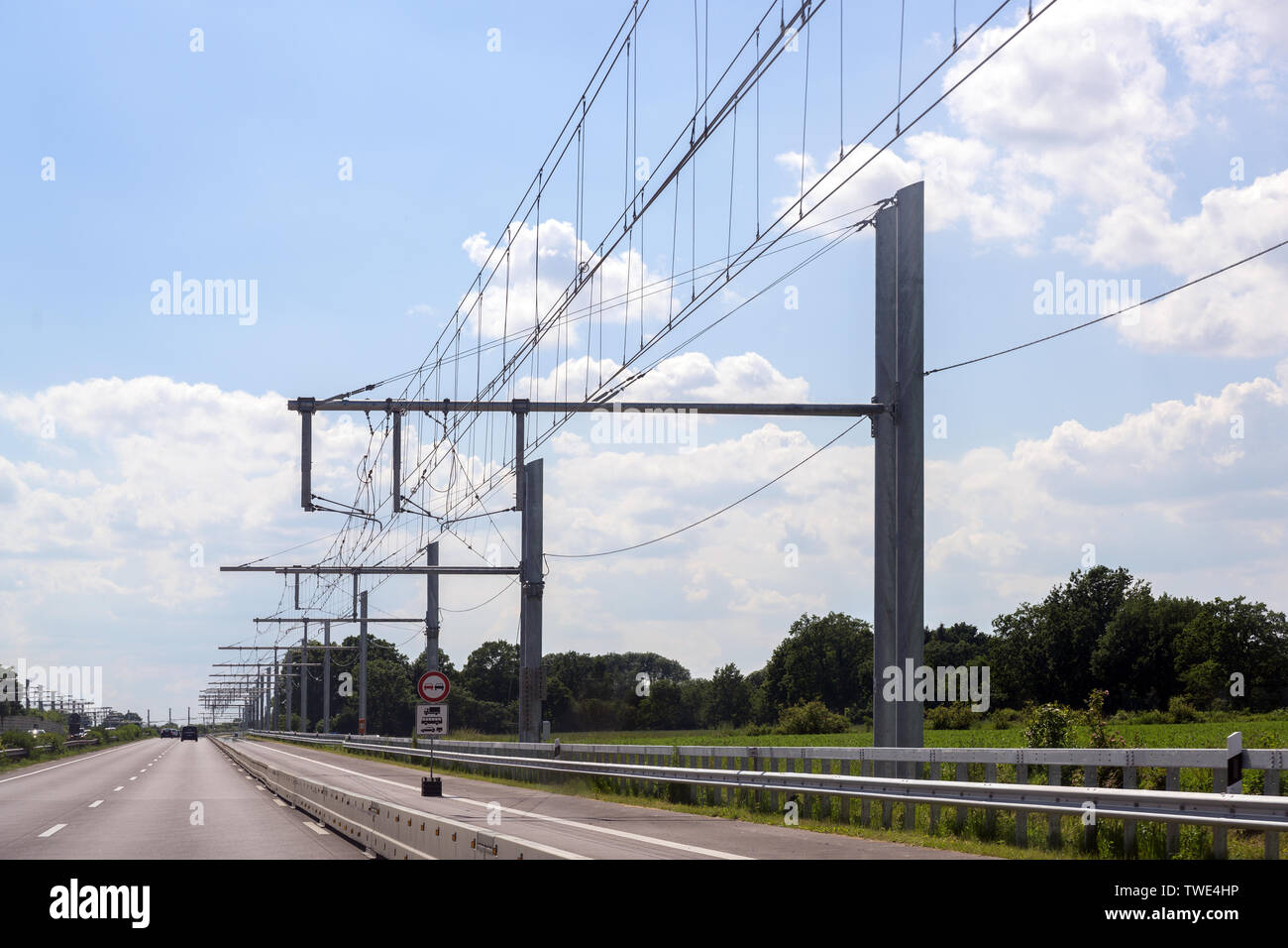 Il sovraccarico elettrico filo di contatto per ibrido camion su E-autostrada, test in pista a Lubecca, Germania Foto Stock