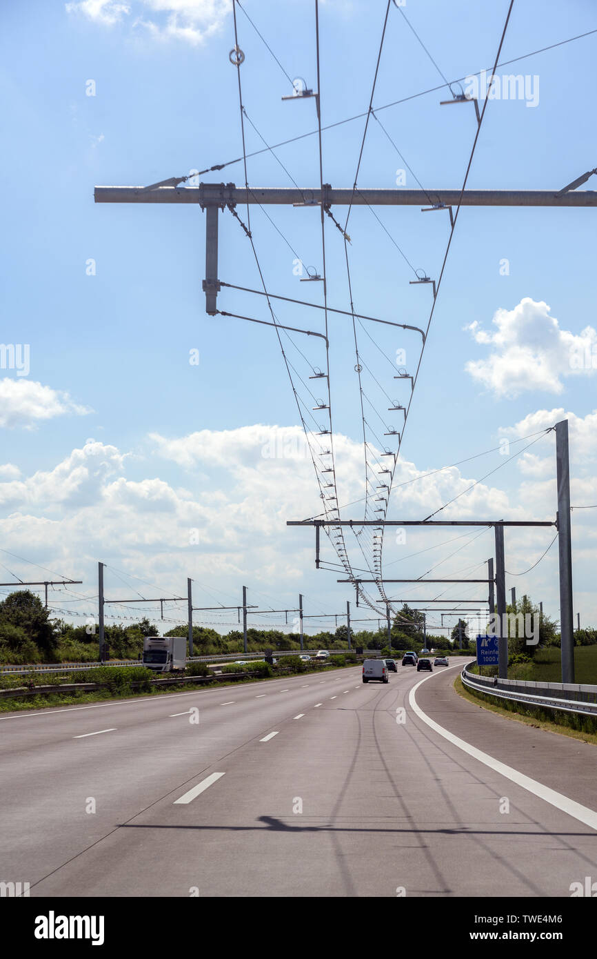 Il sovraccarico elettrico filo di contatto per ibrido camion su E-autostrada, test in pista a Lubecca, Germania, scelto focus, verticale Foto Stock