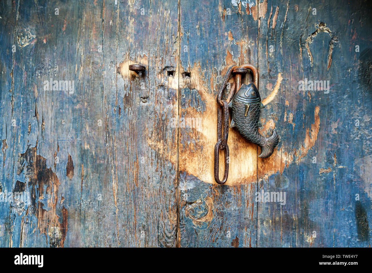 Antico cancello di legno pendant della Camera di commercio cinese museo nella città antica di Pingyao, nella provincia di Shanxi Foto Stock