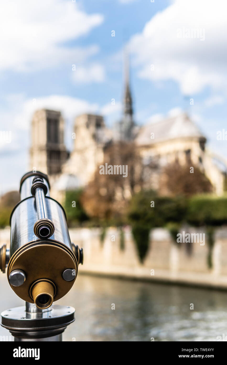 Parigi, Francia, 11 Ottobre 2018: pubblico pay-per-view telescopio osservazionale, la cattedrale di Notre Dame, Notre Dame de Paris è architettura Gotica Francese Foto Stock