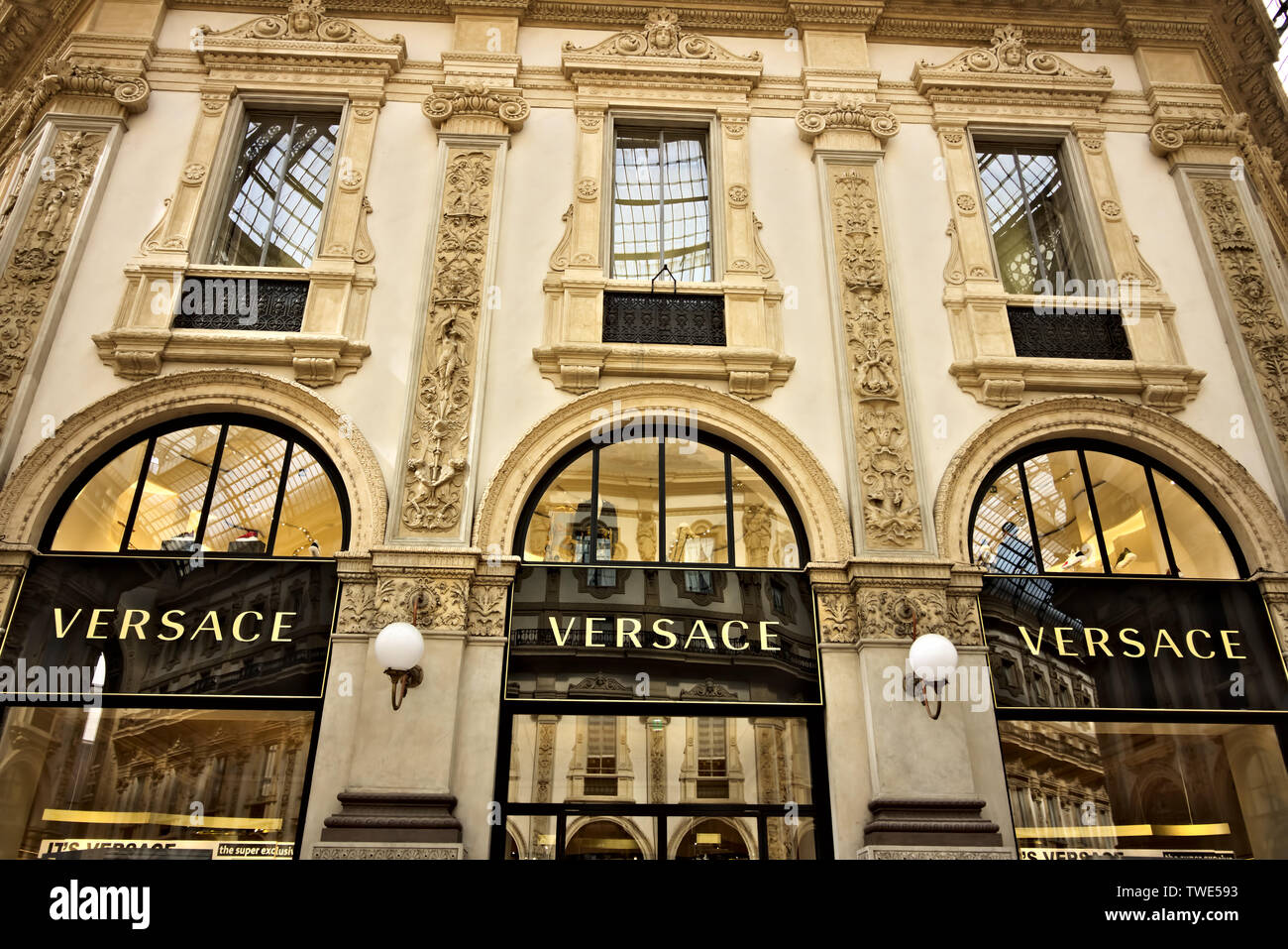 Milano, lombardia, italia, 27/04/2019. Versace shop presso la Galleria Vittorio Emanuele II a Milano. La galleria, costruito alla fine del XIX secolo è un esame Foto Stock