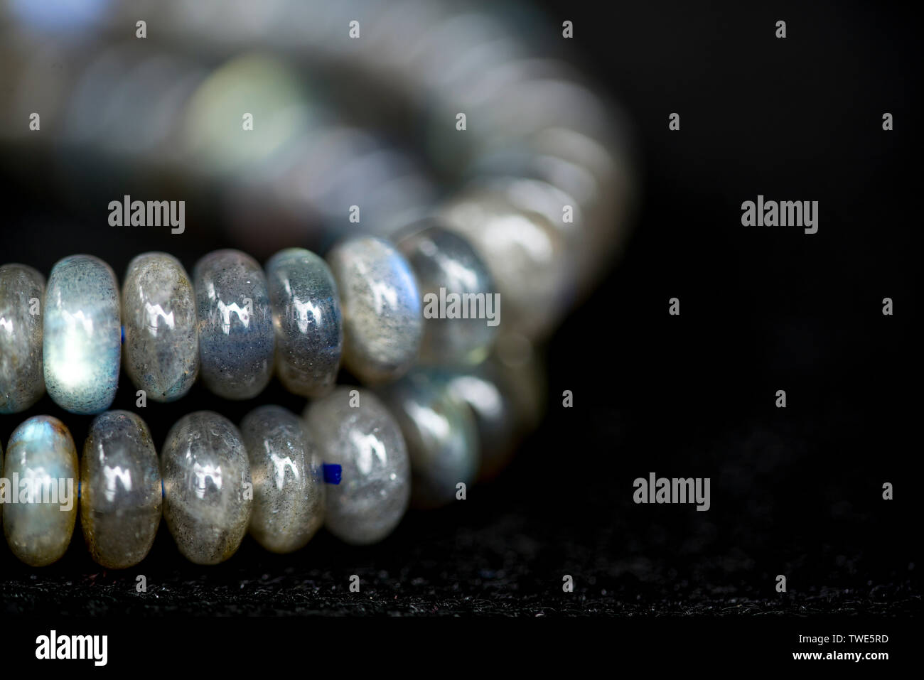 Un bracciale in agata su sfondo nero Foto Stock