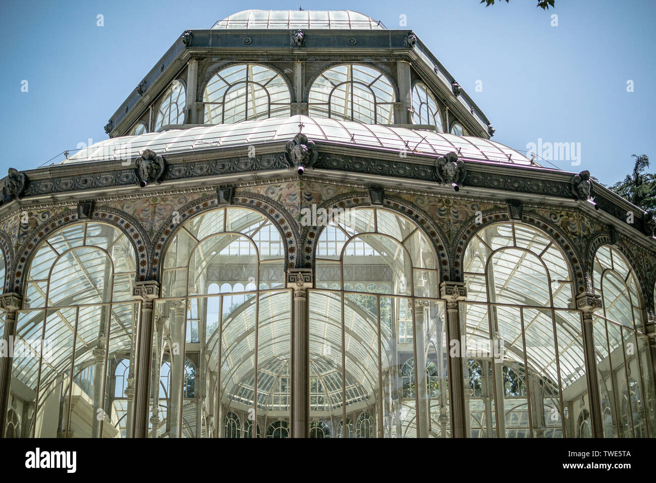 Palacio de Cristal (Crystal Palace) ex Conservatorio girato spazio Gallery in Madrid, costruito nel 1887 con telaio in ghisa e base in muratura Foto Stock Palacio de Cristal (Crystal Palace) ex Conservatorio girato spazio Gallery in Madrid, costruito nel 1887 con telaio in ghisa e base in muratura Foto Stock