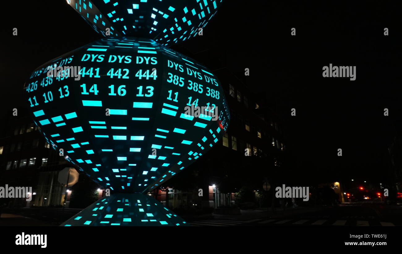 Illuminata scultura tech con numeri di notte, vicino la Stazione Amtrak, Emeryville, California, Stati Uniti d'America Foto Stock