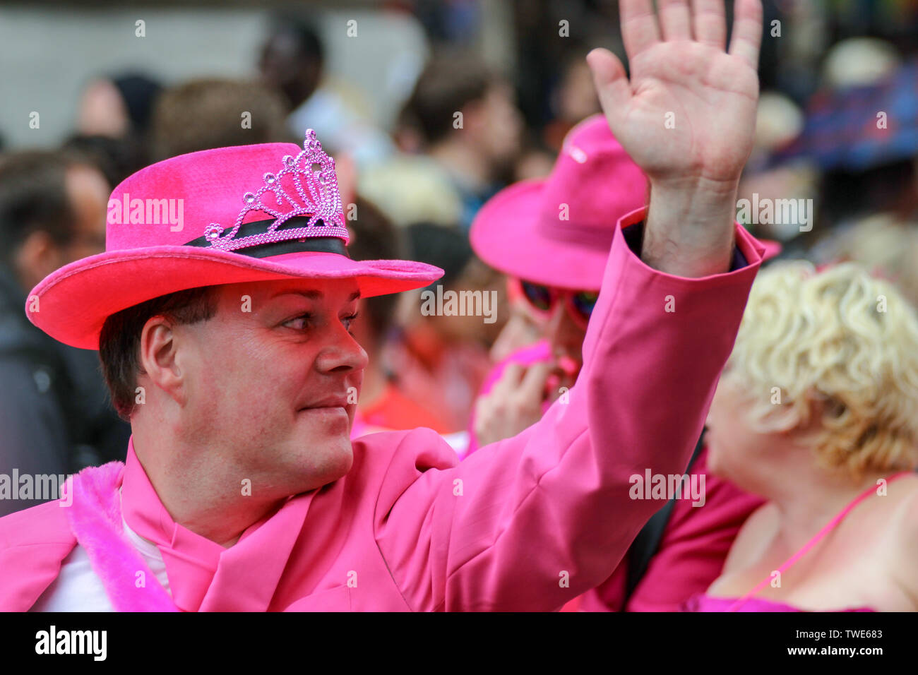 Uomo di mezza età che indossa abiti rosa e tiara a Pride in London Parade 2014 a Londra, Inghilterra Foto Stock