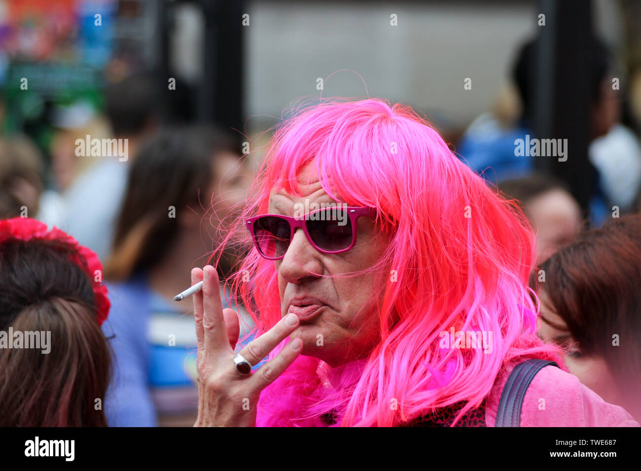 Uomo di mezza età in parrucca rosa e occhiali da sole a Pride in London Parade 2014 a Londra, Inghilterra Foto Stock