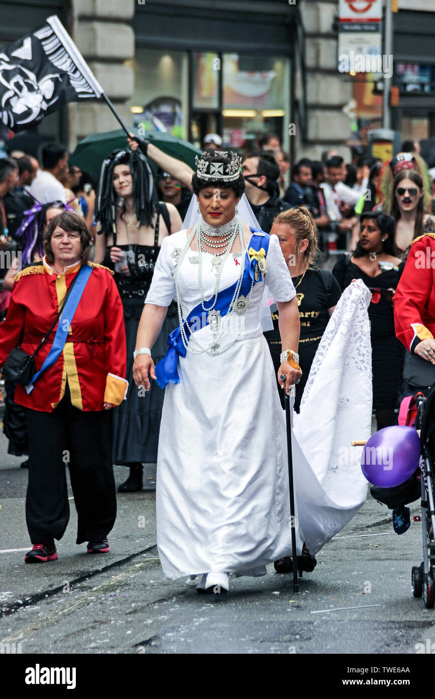 La regina Alexandra (Stephen Stephenson-Spencer) con orgoglio a Londra Parade 2014 a Londra, Inghilterra Foto Stock