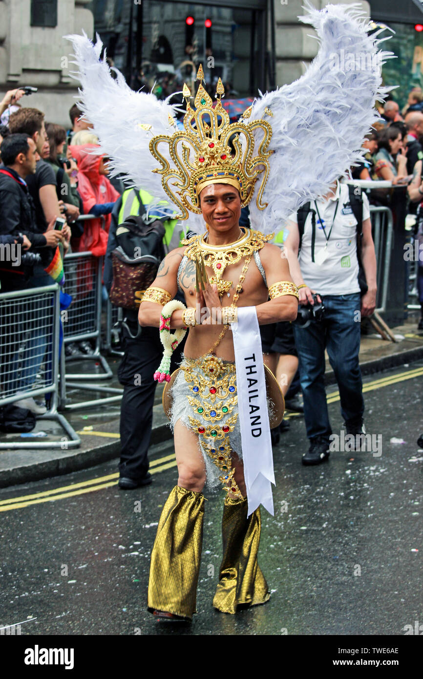 Uomo thailandese con ali bianche a Pride in London Parade 2014 a Londra, Inghilterra Foto Stock
