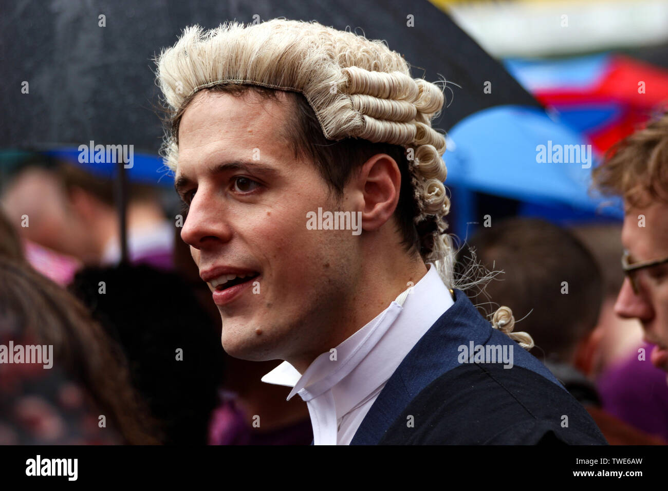Uomo con parrucca in Pride a London Parade 2014 a Londra, Inghilterra Foto Stock