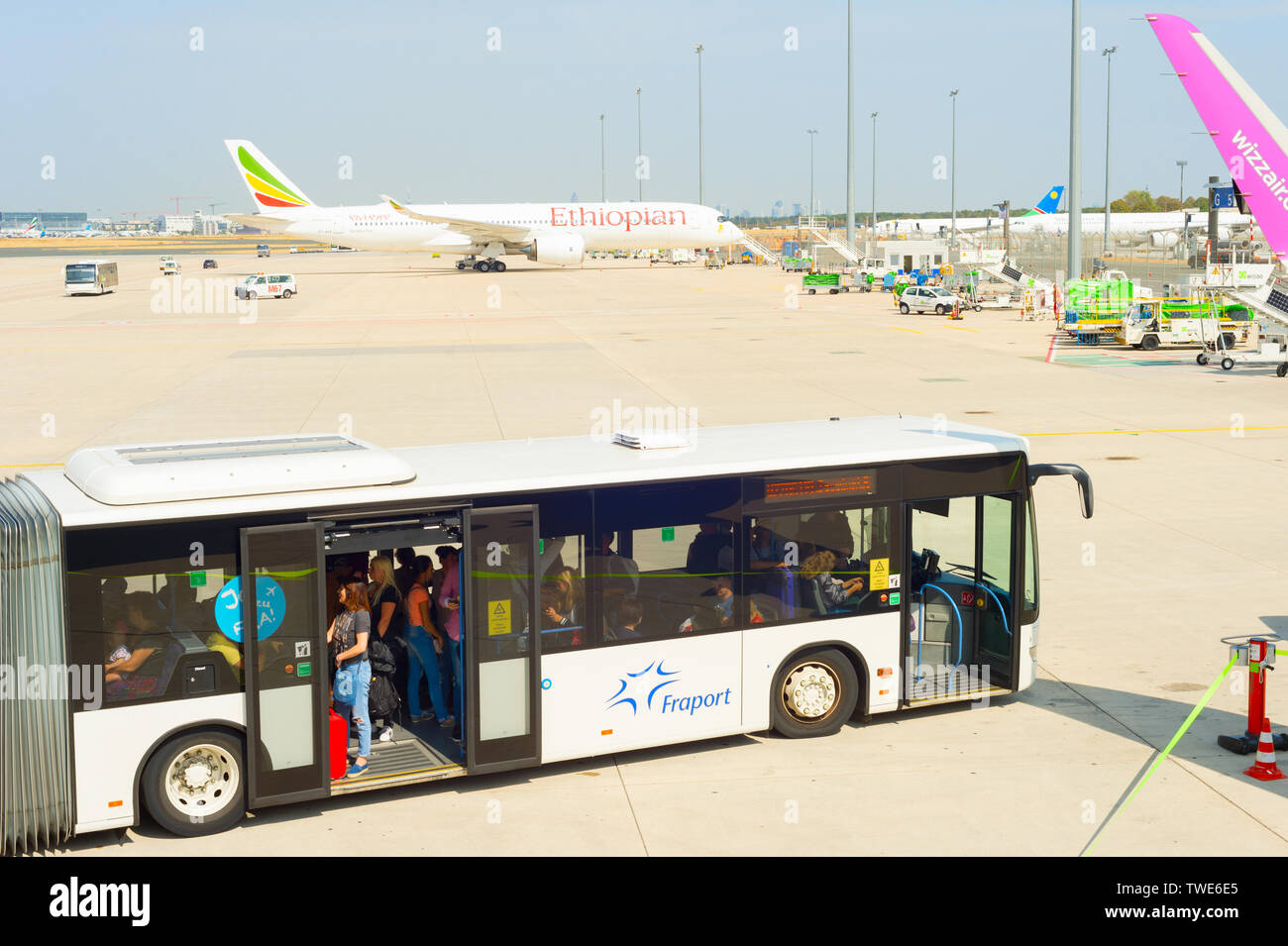 Francoforte, Germania - 29 agosto 2019: autobus con passeggeri all'aeroporto di Francoforte. L'aeroporto ha una capacità di circa 65 milioni di passeggeri per Foto Stock