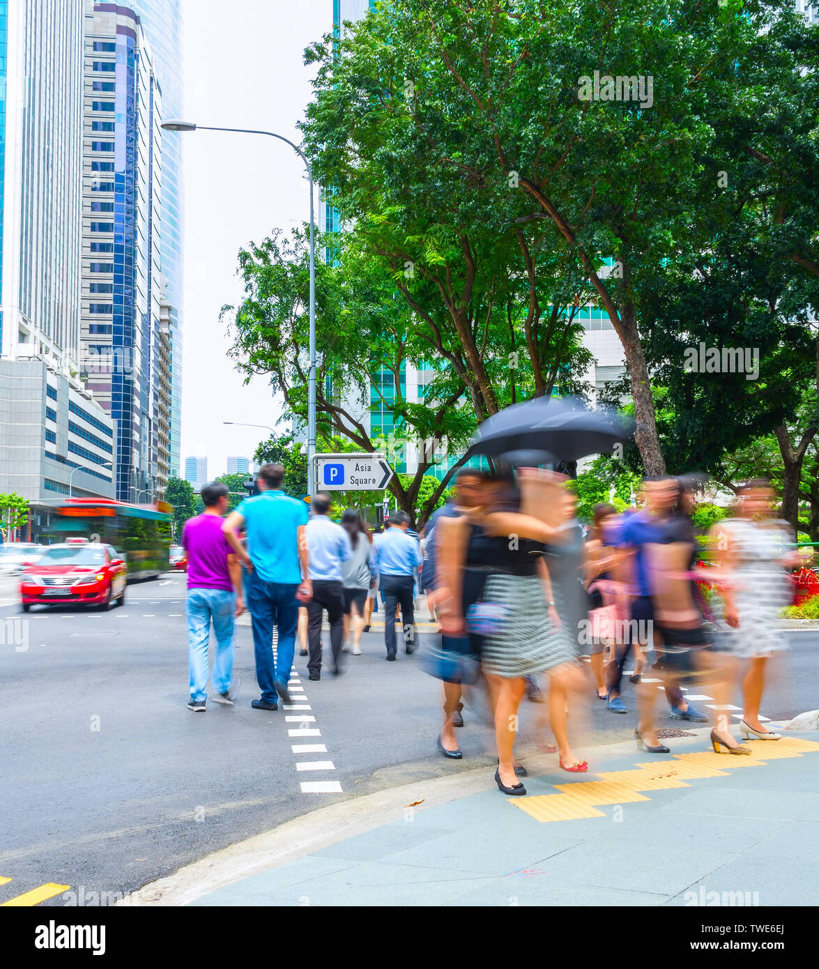 La strada affollata di Singapore business district con edifici aziendali e il traffico su strada Foto Stock