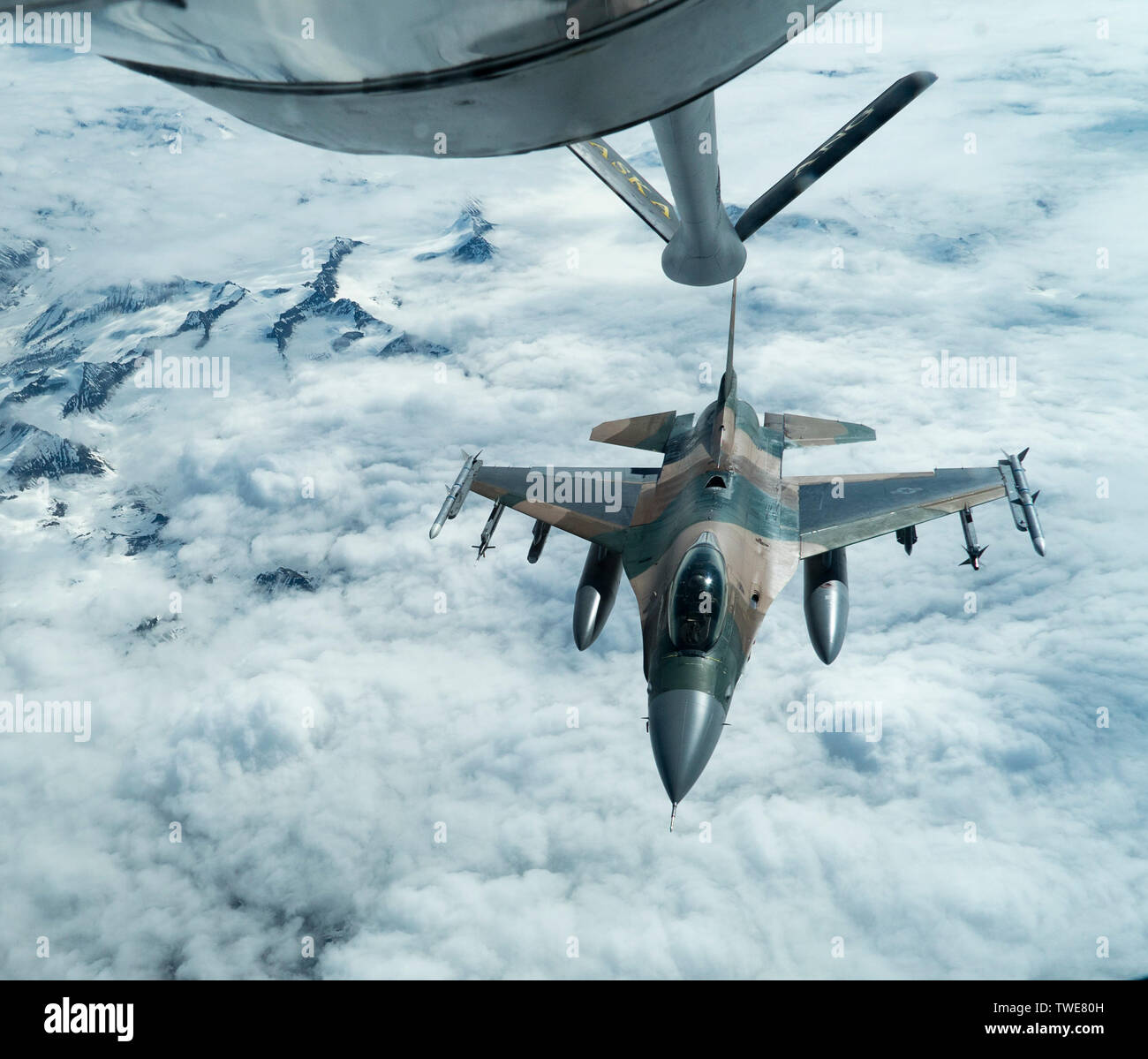 Un U.S. Air Force F-16 Fighting Falcon assegnato al XVIII Aggressor Squadron, Eielson Air Force Base in Alaska, si stacca dal braccio di un KC-135 Stratotanker dopo la ricezione di combustibile durante la fase di red flag-Alaska 19-2, 18 giugno 2019. RF-un esercizi offrono opportunità uniche per integrare le varie forze in una minaccia reale ambiente e risale al 1975, quando è stato tenuto a Clark Air Force Base, Filippine e chiamato esercizio affrontare il tuono. (U.S. Air Force foto di Master Sgt. Burt Traynor) Foto Stock