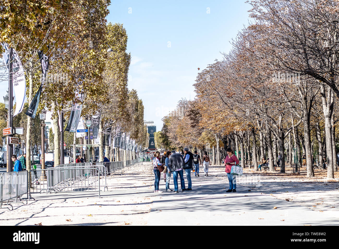 Parigi, Francia, 11 Ottobre 2018: Avenue des Champs Elysees, il nome è francese per l'Elysian Fields, il paradiso degli eroi morti nella mitologia greca Foto Stock