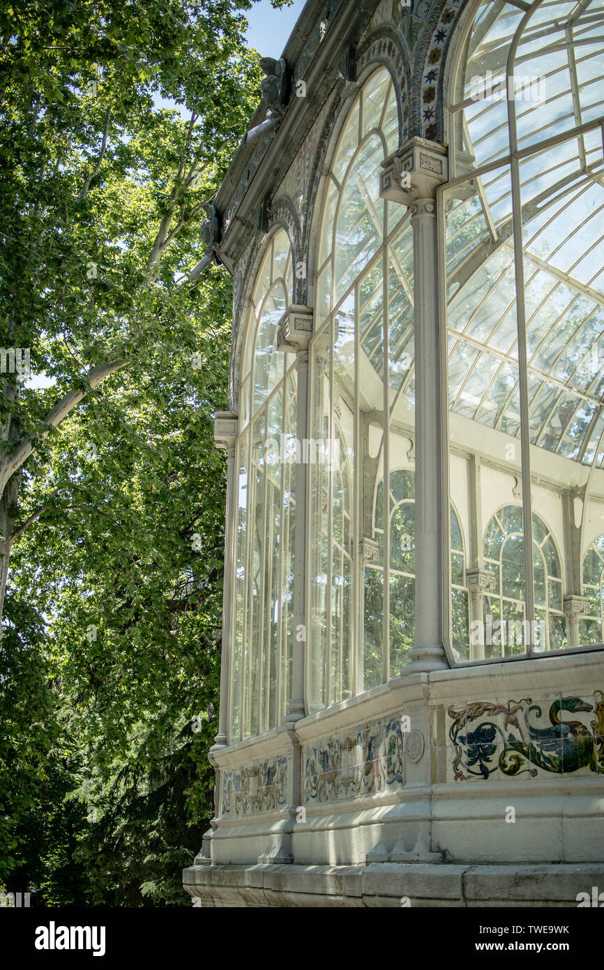 Palacio de Cristal (Crystal Palace) ex Conservatorio girato spazio Gallery in Madrid, costruito nel 1887 con telaio in ghisa e base in muratura Foto Stock Palacio de Cristal (Crystal Palace) ex Conservatorio girato spazio Gallery in Madrid, costruito nel 1887 con telaio in ghisa e base in muratura Foto Stock
