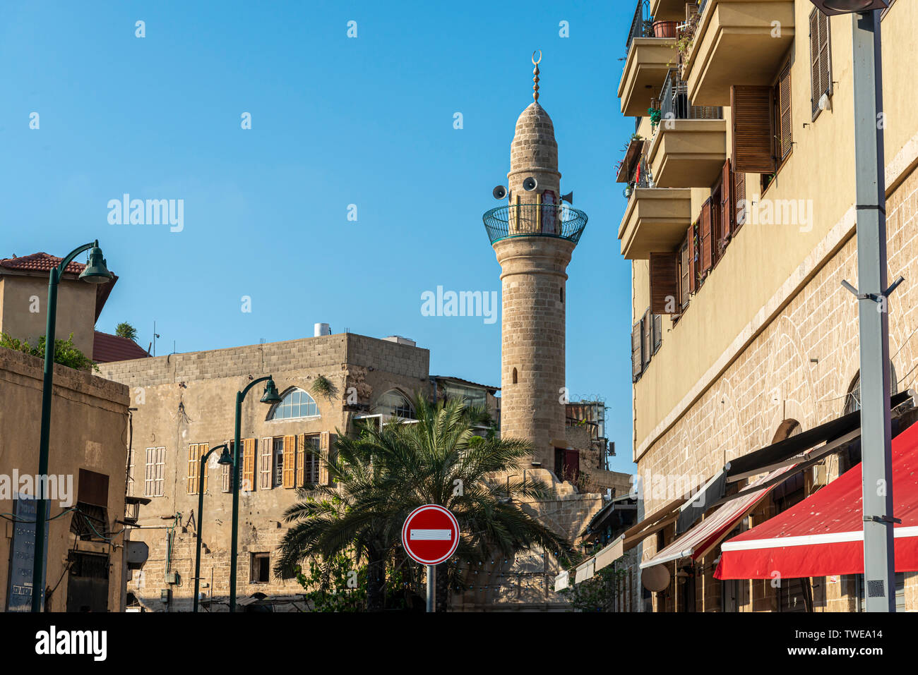 Nessun segno di entrata alla Moschea e minareto di fronte Foto Stock