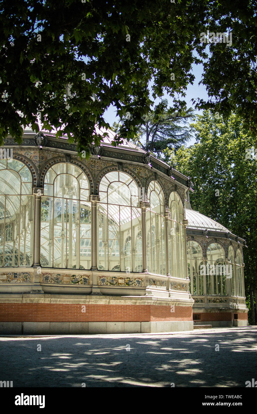 Palacio de Cristal (Crystal Palace) ex Conservatorio girato spazio Gallery in Madrid, costruito nel 1887 con telaio in ghisa e base in muratura Foto Stock Palacio de Cristal (Crystal Palace) ex Conservatorio girato spazio Gallery in Madrid, costruito nel 1887 con telaio in ghisa e base in muratura Foto Stock