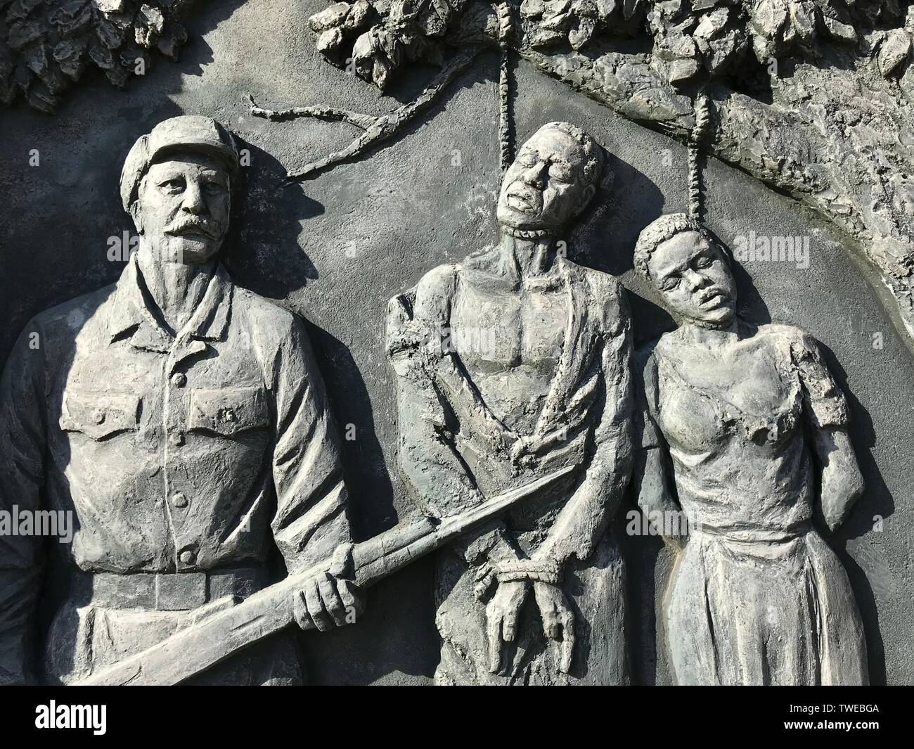 Windhuk, Namibia. 04 Giugno, 2019. Un memoriale per il genocidio degli Herero e Nama (1904-1907) commesso da tedesco truppe coloniali nel centro della capitale della Namibia Windhoek. L'iscrizione si traduce ad alta voce: "Il tuo sangue nutre la nostra libertà". Credito: Jürgen Bätz/dpa/Alamy Live News Foto Stock