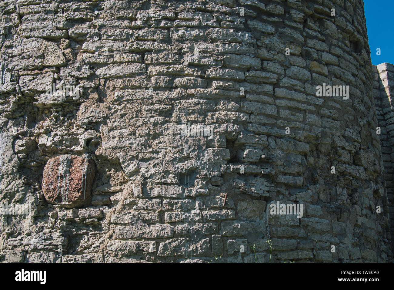 Antica torre di mattoni nella città di Pskov close up Foto Stock