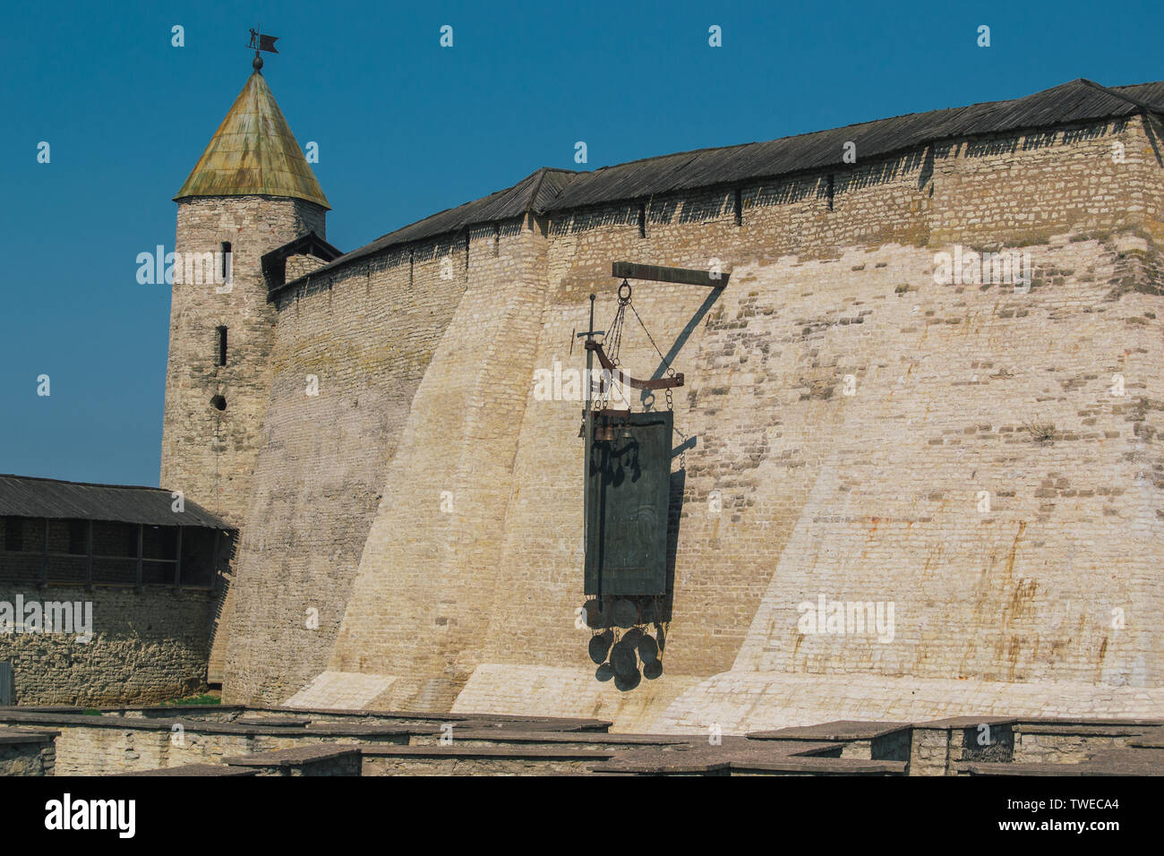 Fortezza di vecchi mattoni nella città di Pskov Foto Stock