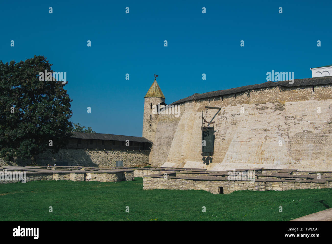Fortezza di vecchi mattoni nella città di Pskov Foto Stock