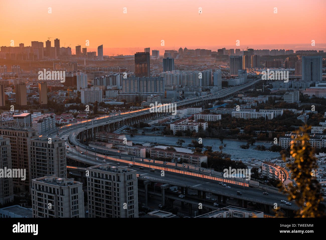 City rail treno attraversa Urumqi Foto Stock