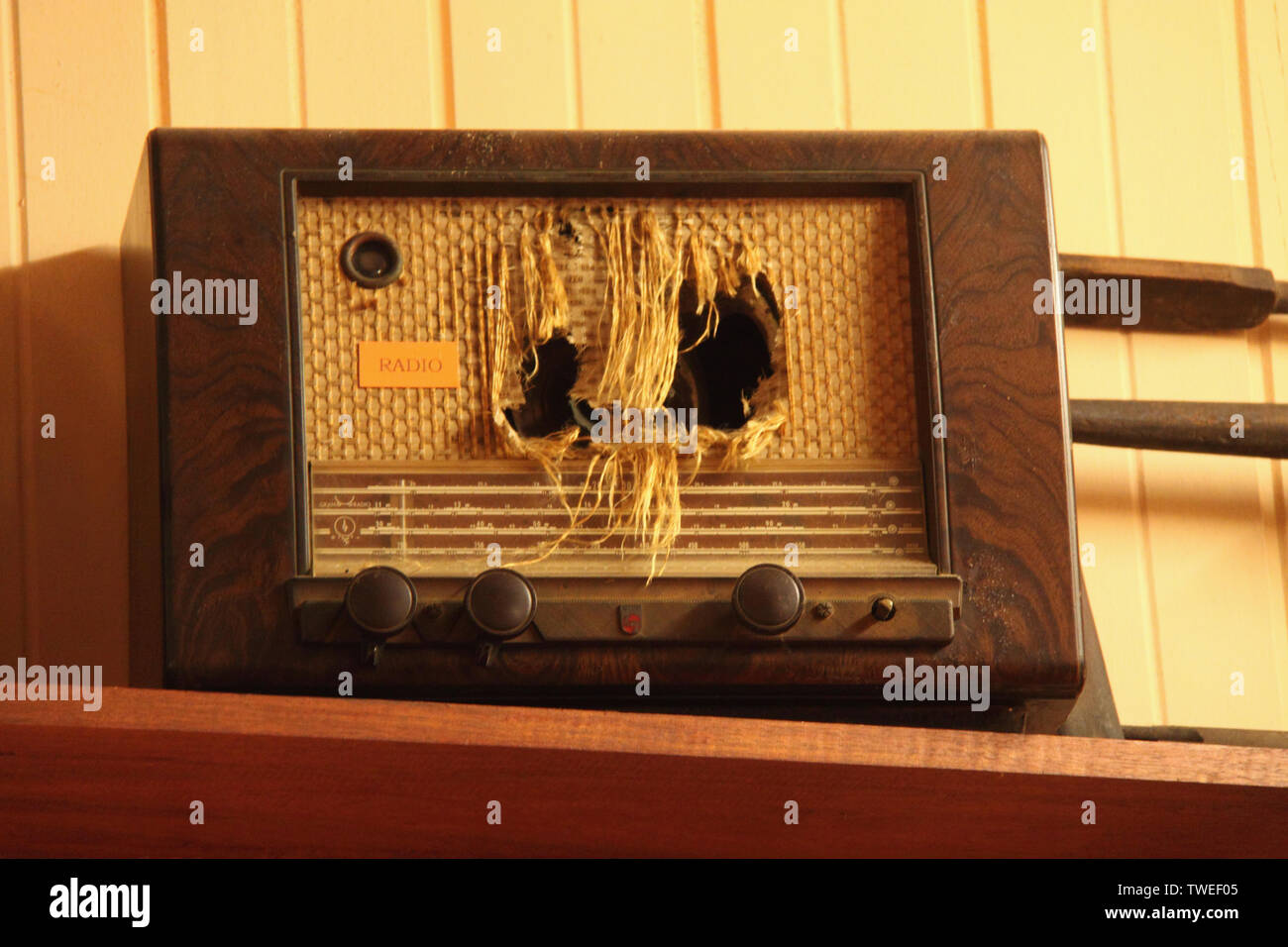 Primo piano di una radio antica Foto Stock