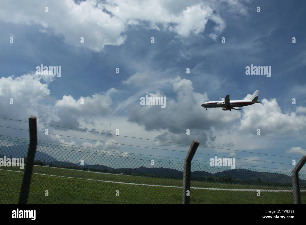 Vista ad angolo basso di un aereo in volo, Malesia Foto Stock