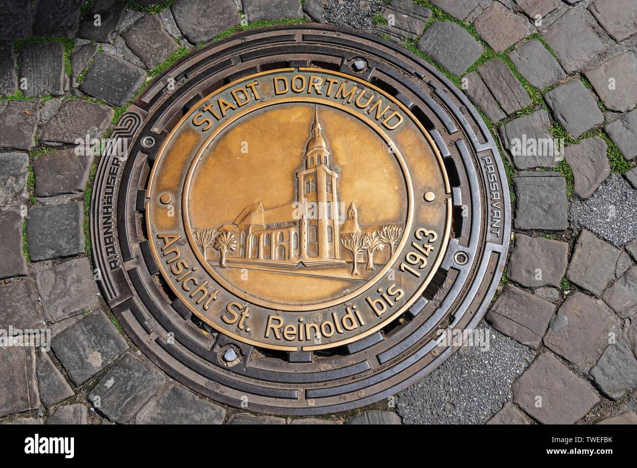 Gully il coperchio con la rappresentazione di San Reinoldi Chiesa, Dortmund, Nord Reno-Westfalia, Germania Foto Stock