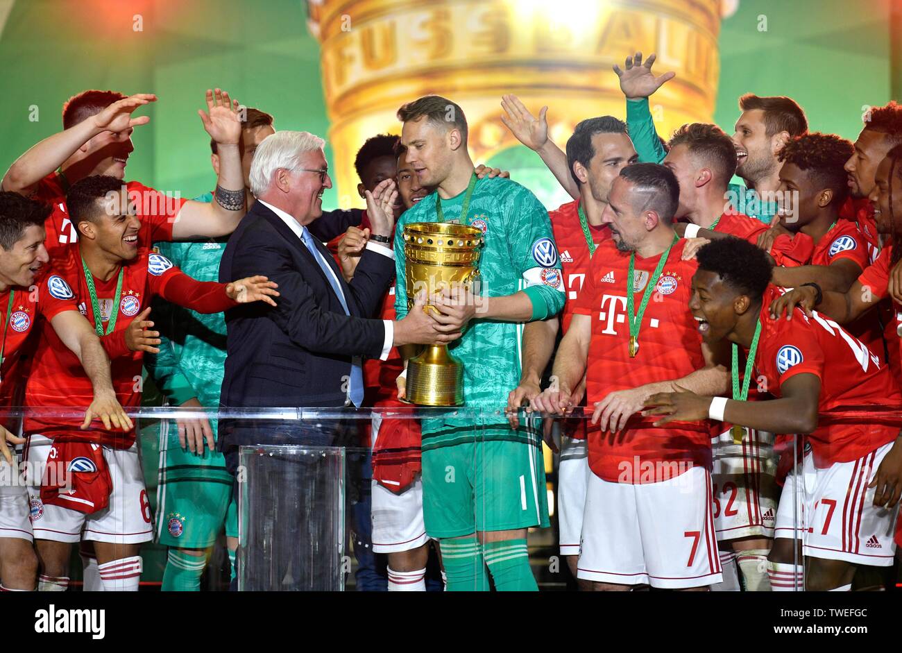 Il Presidente federale Walter Steinmeier le mani al di sopra del bicchiere per il portiere Manuel Neuer FC Bayern Monaco, saluti a FC Bayern Monaco dopo la vittoria in coppa Foto Stock