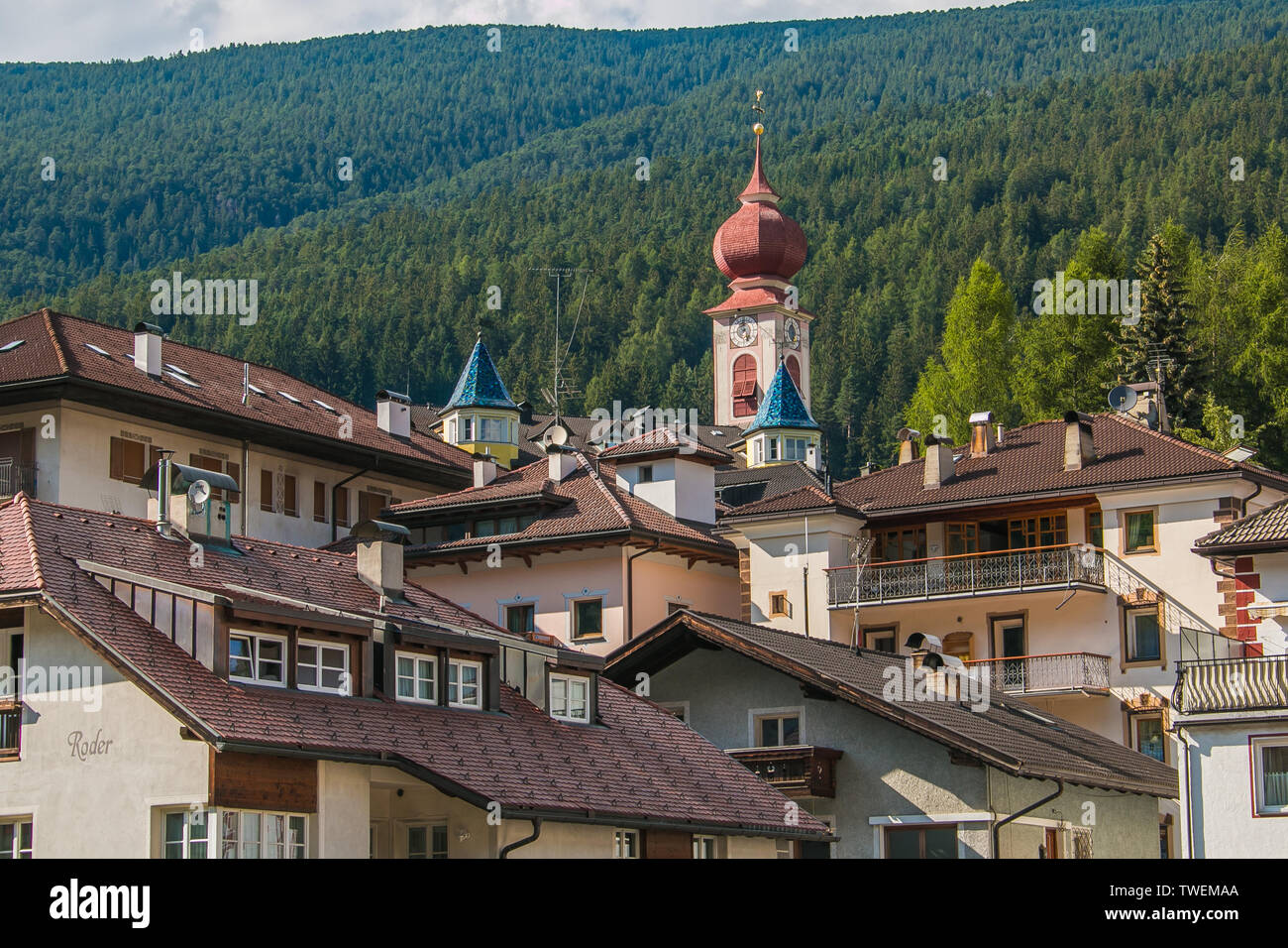 Vista sul centro storico di Ortisei in Val Gardena Foto Stock