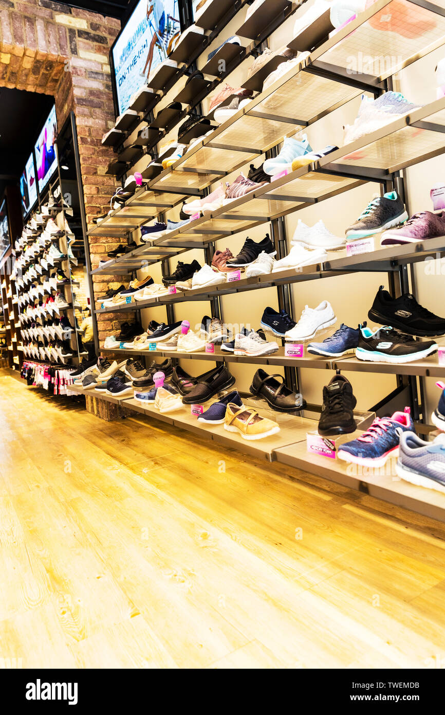 All'interno di Skechers negozio di scarpe, Plymouth, Devon, Regno Unito,  Inghilterra, Skechers scarpe, Skechers, Skechers scarpa store, interno,  all'interno di calzature, display Foto stock - Alamy