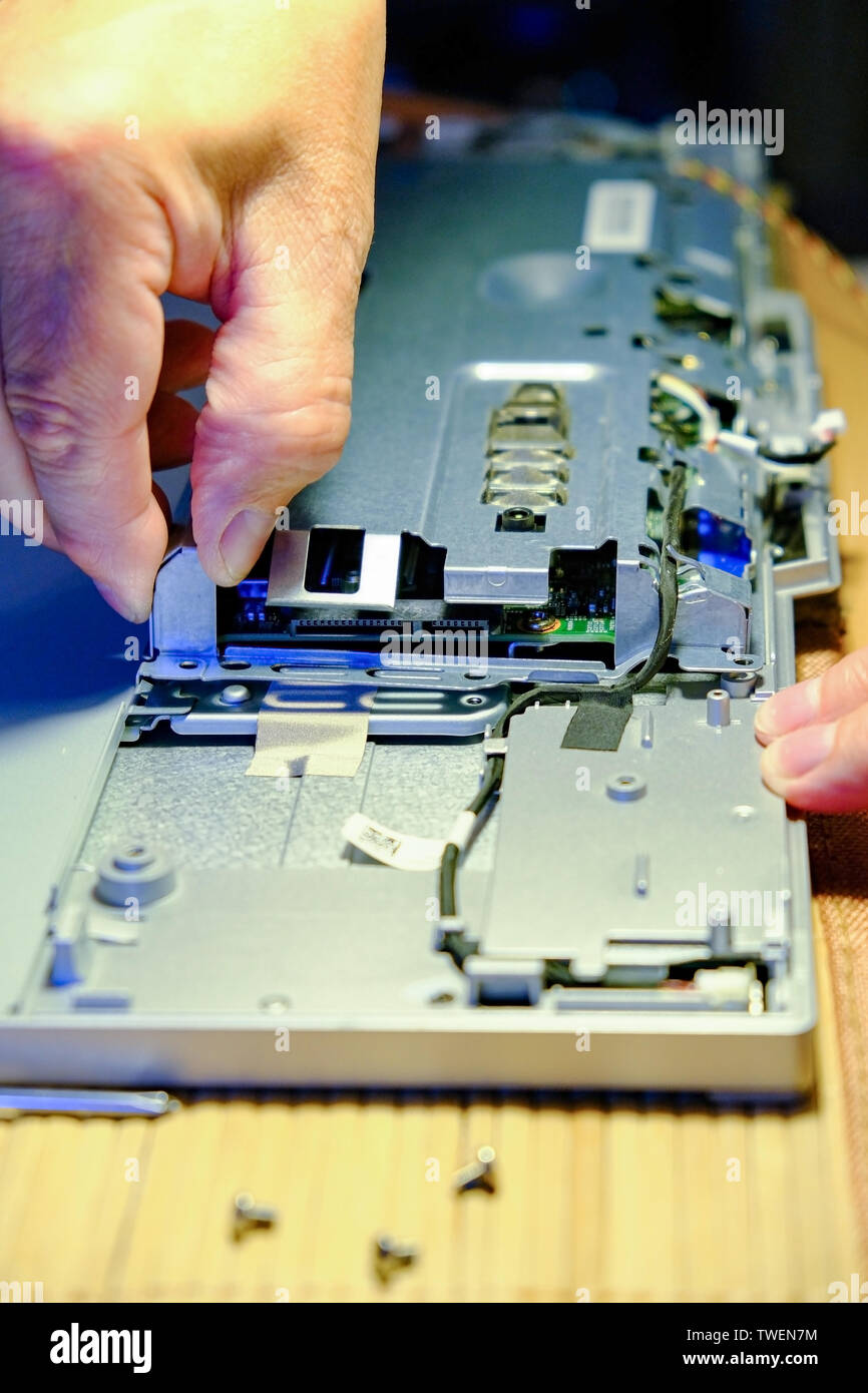 Il servizio di manutenzione del computer. La procedura guidata sostituisce la RAM, aumentando le prestazioni del computer. Master elimina la pellicola protettiva. Foto Stock