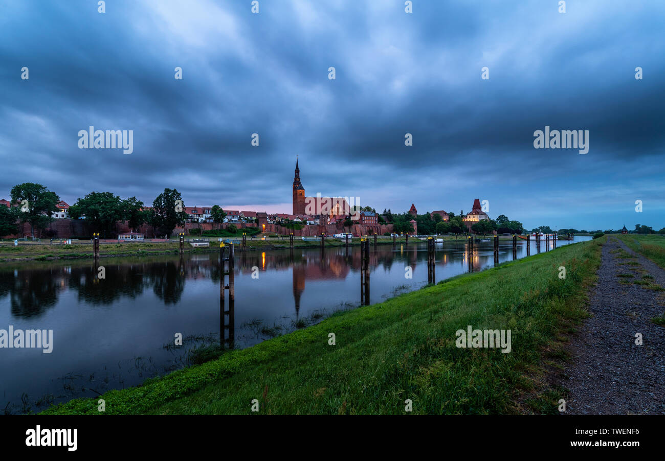 Altstadt Tangermünde am Abend im Juni, Eulenturm, Altmark, Sassonia-Anhalt Foto Stock