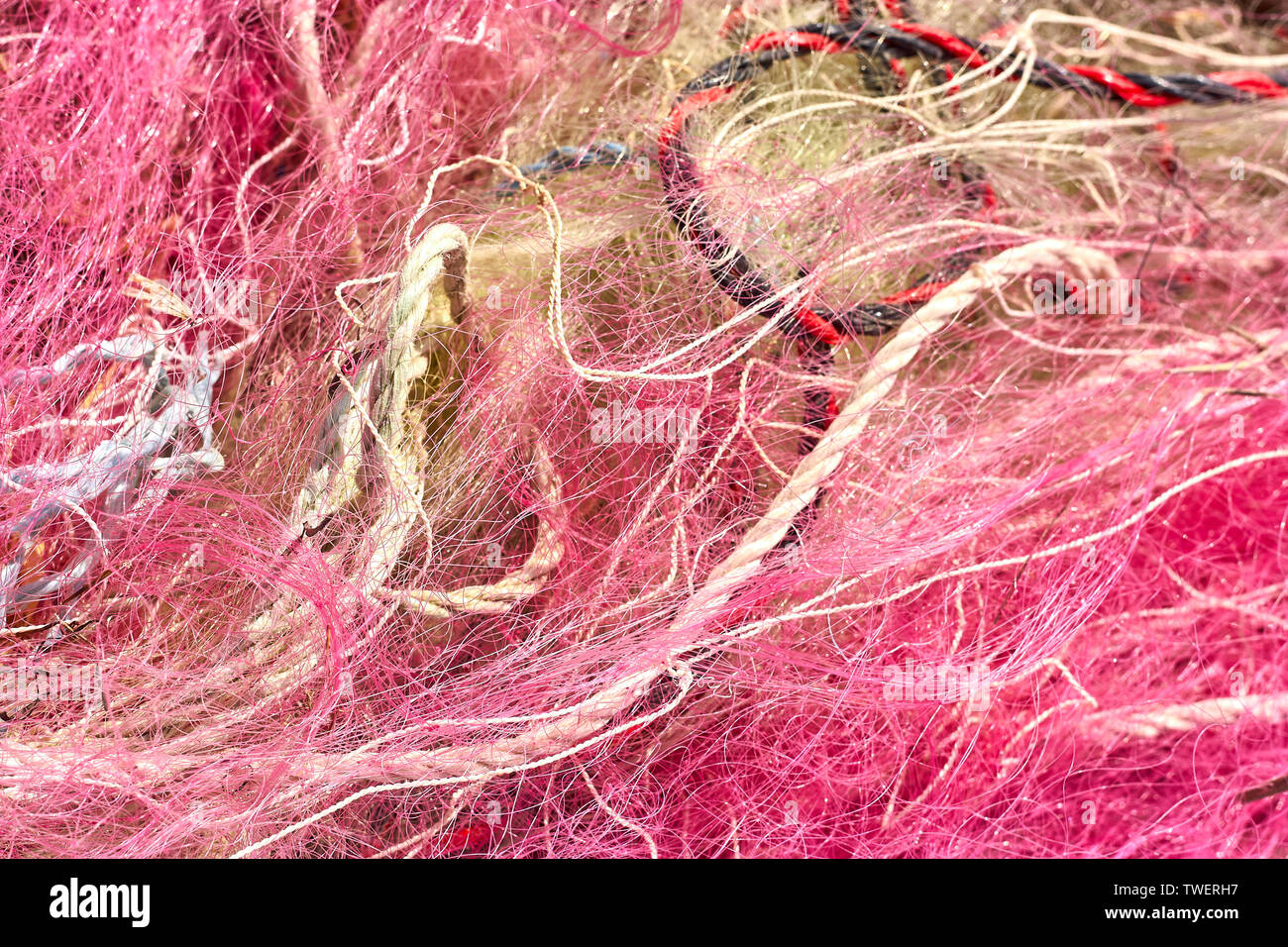 Un ingombro di reti da pesca corda di plastica e altri detriti lavato fino a una spiaggia costiera. Salvare il pianeta stock foto. Foto Stock