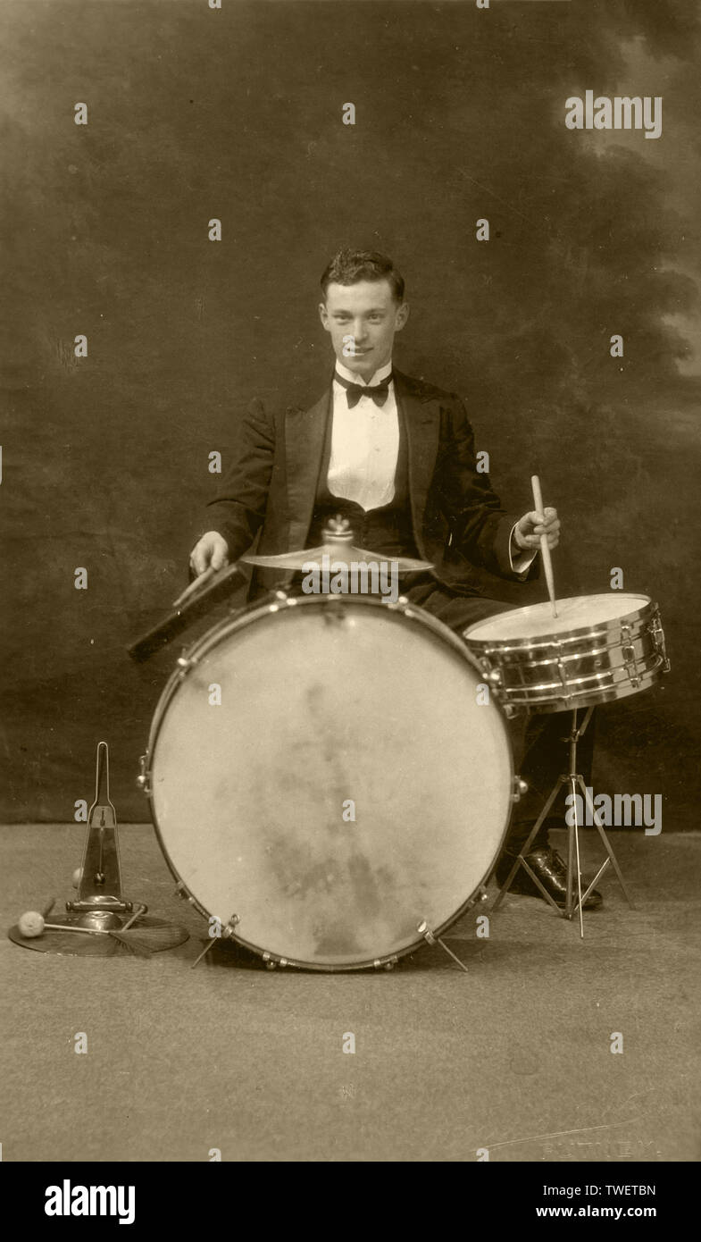 1930 Studio fotografia di un batterista e percussionista presi da un H Stoll Bailey di Putney Londra Foto Stock