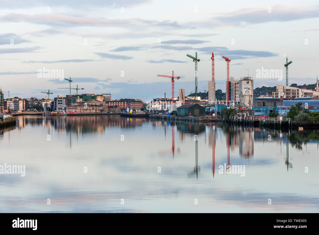 La città di Cork, Cork, Irlanda. Xx Giugno, 2019. Gru dominano lo skyline della città con nuovi sviluppi all'ex Beamish & Crawford birreria e Foto Stock