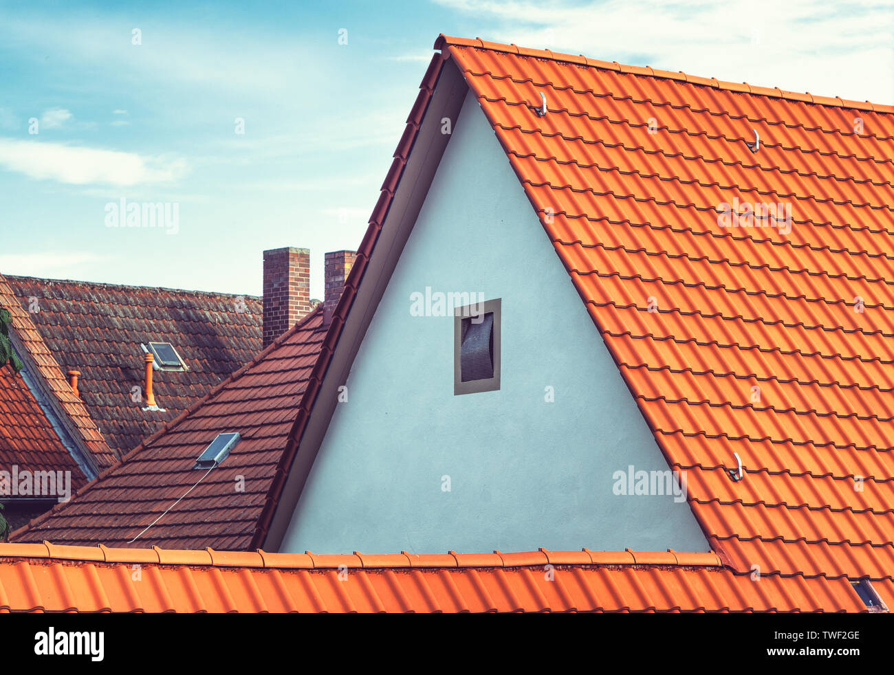 Europeo moderno con tetti di tegole e camini Foto Stock