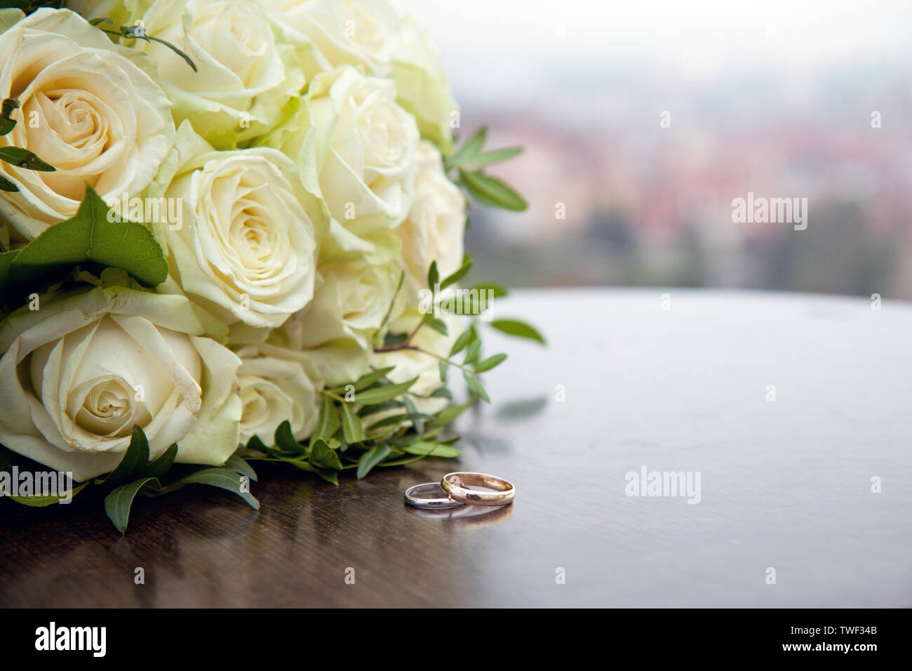 Oro due anelli di nozze su un giro di tavolo in legno. Nozze a Praga. Foto Stock