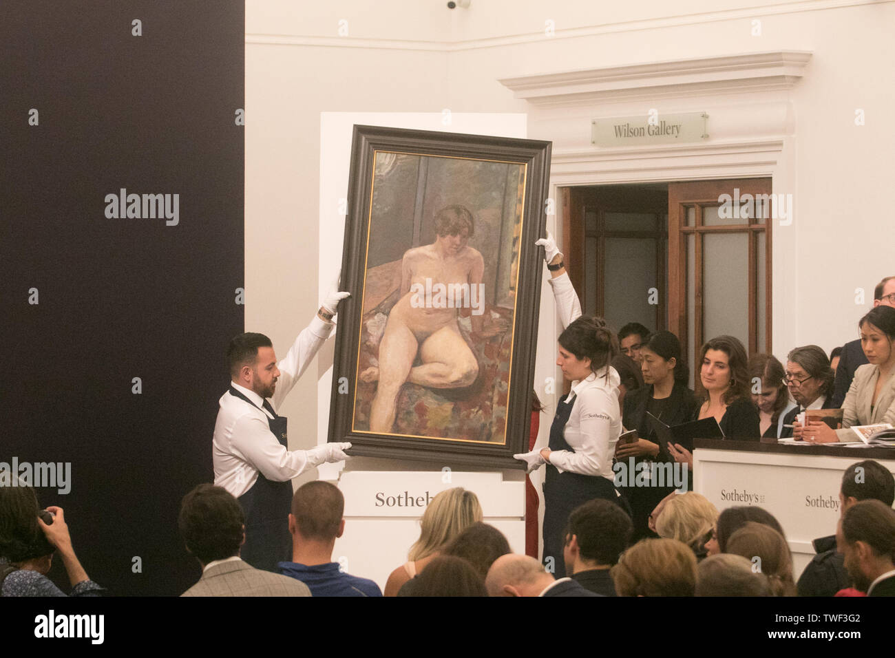 Nu assis jambe pilée da Pierre Bonnard, preventivo £800.000 che ha venduto a martello per £500.000 m durante l'impressionista & Arte Moderna sera asta di Sotheby's a Londra. Foto Stock