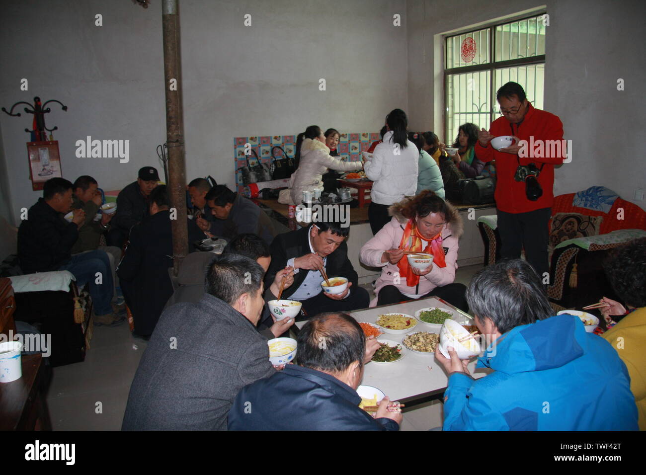 Il 18 novembre 2017, la gente di città nel distretto Maiji, Tianshui Città, Provincia di Gansu, è andato alla campagna insieme, sat in terra bollente kang nella loro città natale, cuocere una lattina di tè, mangiato una ciotola di spruzzato a caldo a base di noodle di riso, e considerare questa come la nostalgia. Solo in questo modo, di andare per la campagna a mangiare riso in inverno è diventata anche una fonte di turismo e svago per la gente di città, e inoltre ha vissuto l'economia rurale e della cultura. Foto Stock