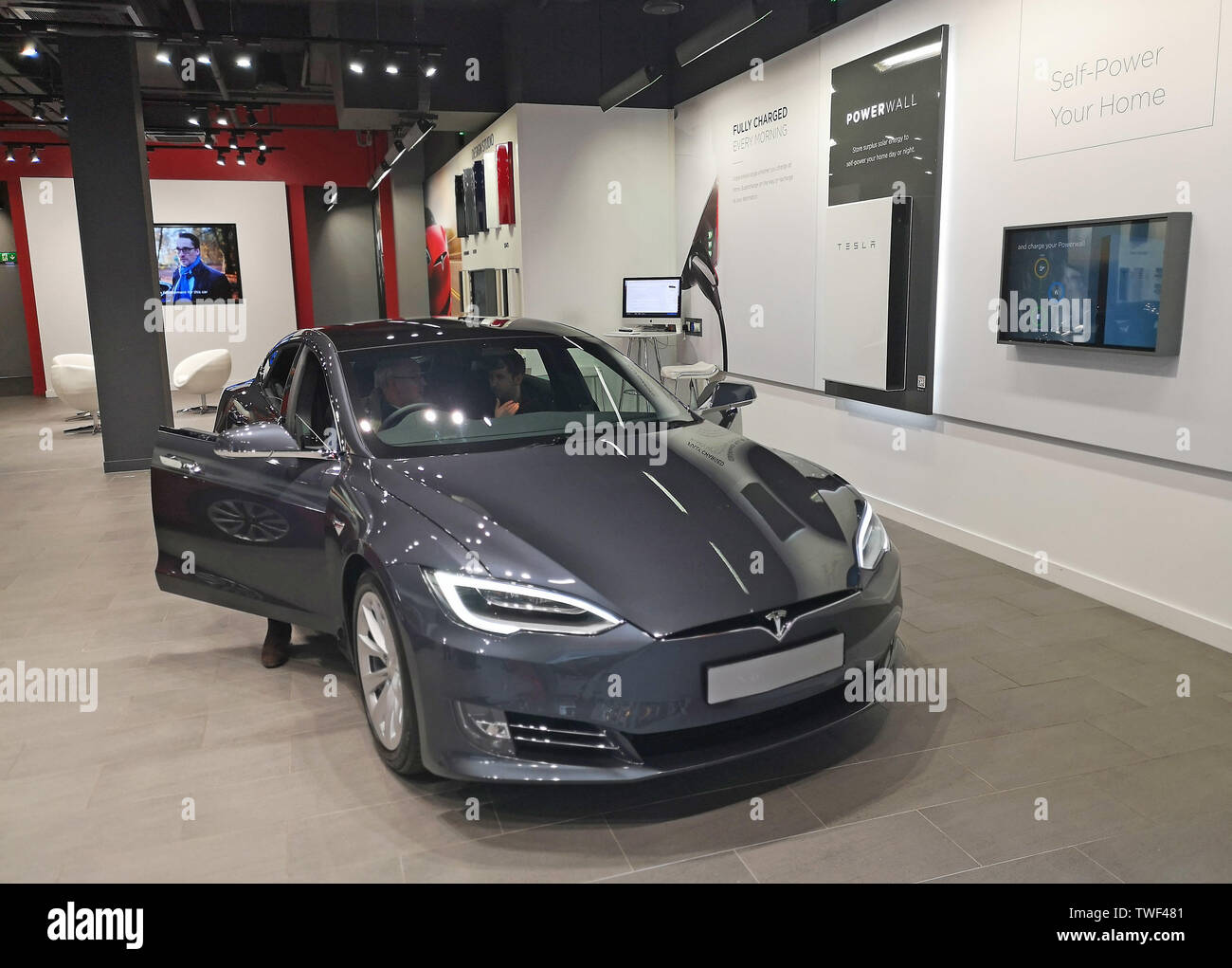 Tesla filiale vendite in del Touchwood Solihull, Regno Unito, mostra un segno per Birmingham zona di aria pulita 2020. Giugno 18. 2019. Foto Stock