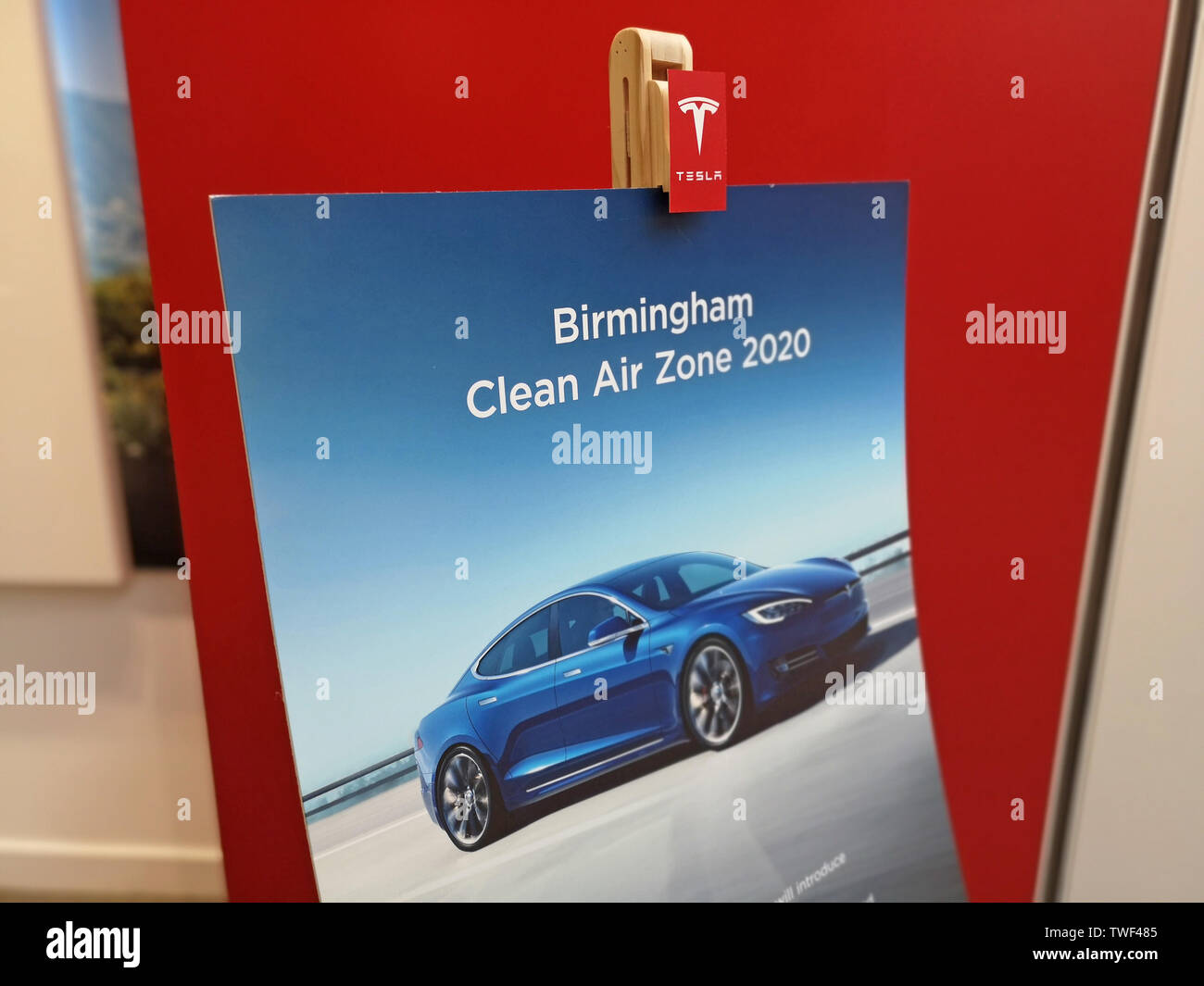 Tesla filiale vendite in del Touchwood Solihull, Regno Unito, mostra un segno per Birmingham zona di aria pulita 2020. Giugno 18. 2019. Foto Stock