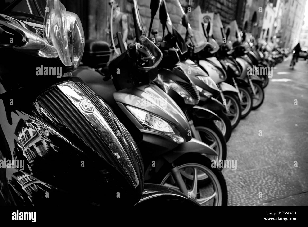 Fila di moto Vespa schierate a Firenze Foto Stock