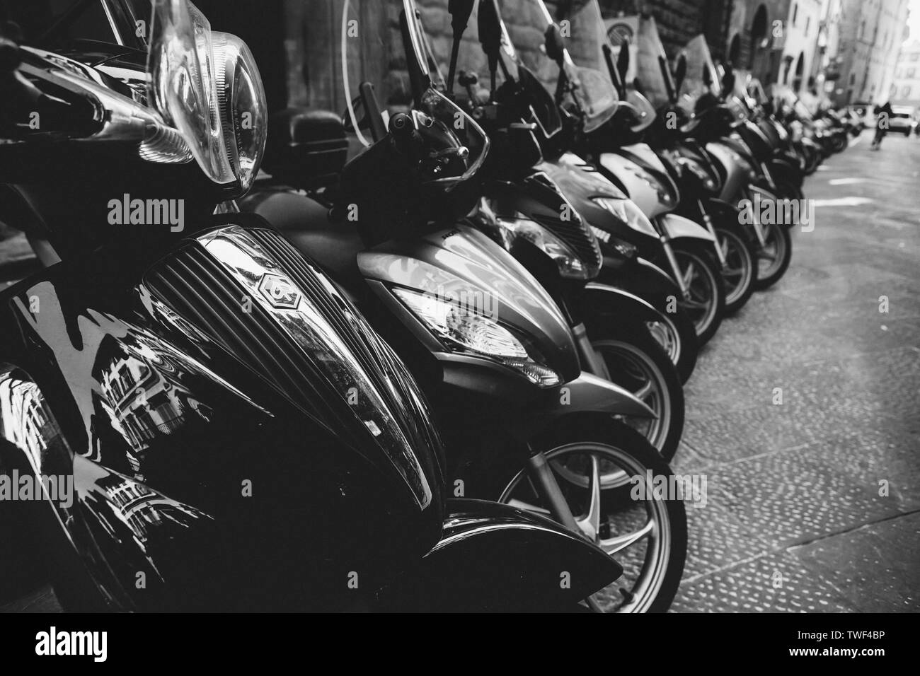 Fila di moto Vespa schierate a Firenze Foto Stock